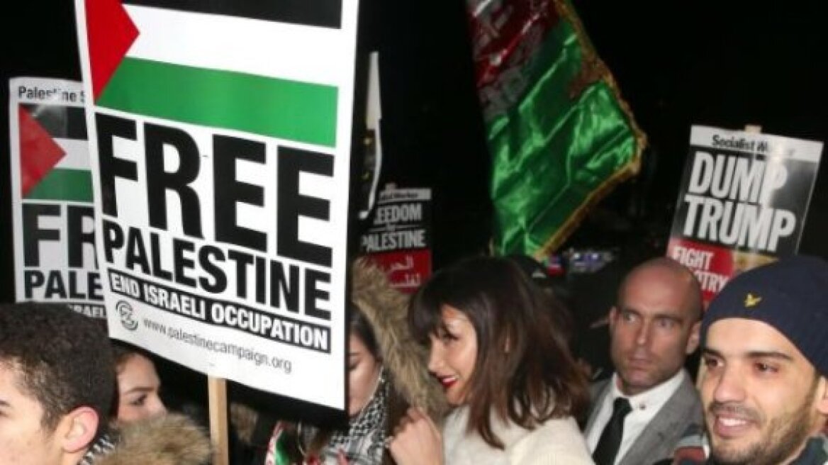 Η Μπέλα Χαντίντ διαδήλωσε για πέντε λεπτά υπέρ της Παλαιστίνης 
