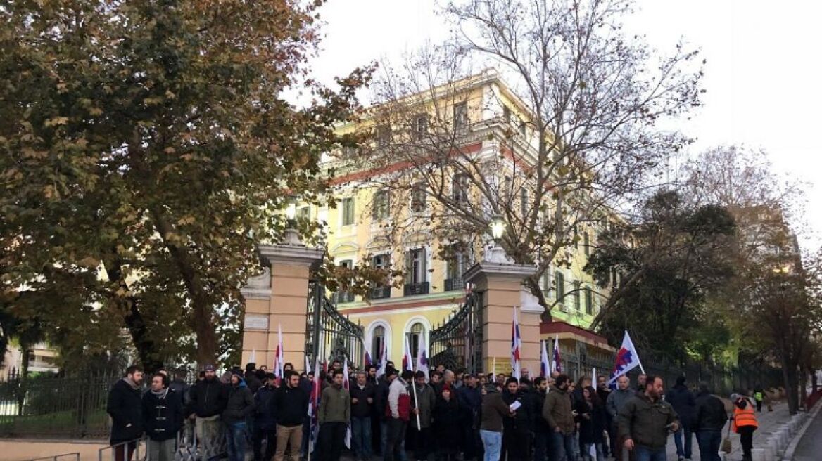 Θεσσαλονίκη: Μέλη του ΠΑΜΕ κατέλαβαν το υπουργείο Μακεδονίας - Θράκης 