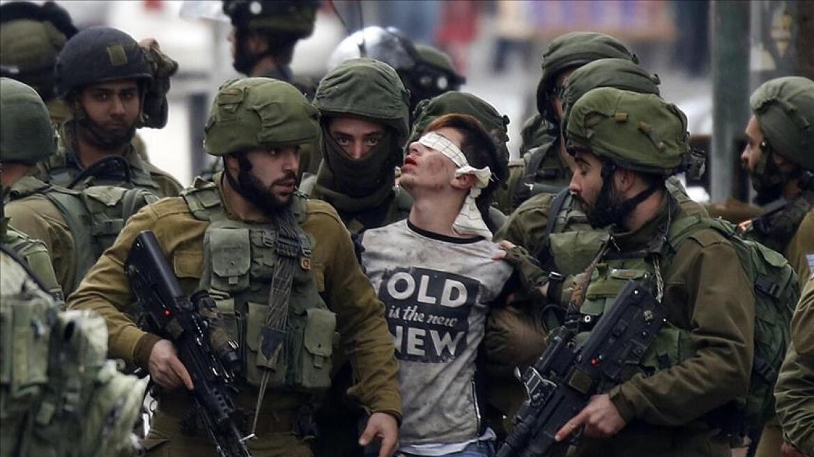Ο 16χρονος Παλαιστίνιος με τα δεμένα μάτια που έγινε σύμβολο των διαδηλώσεων στην Ιερουσαλήμ