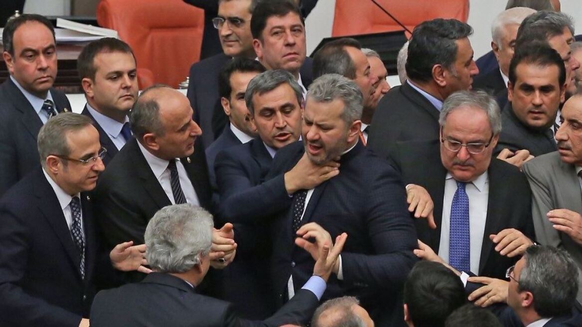 Χάος στην τουρκική βουλή: Μέλη των δύο μεγάλων κομμάτων πιάστηκαν στα χέρια