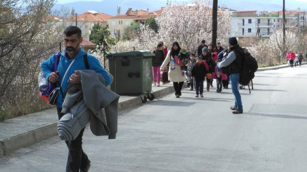 Σε βουνά των Γρεβενών μεταφέρθηκαν από την Χίο 156 πρόσφυγες