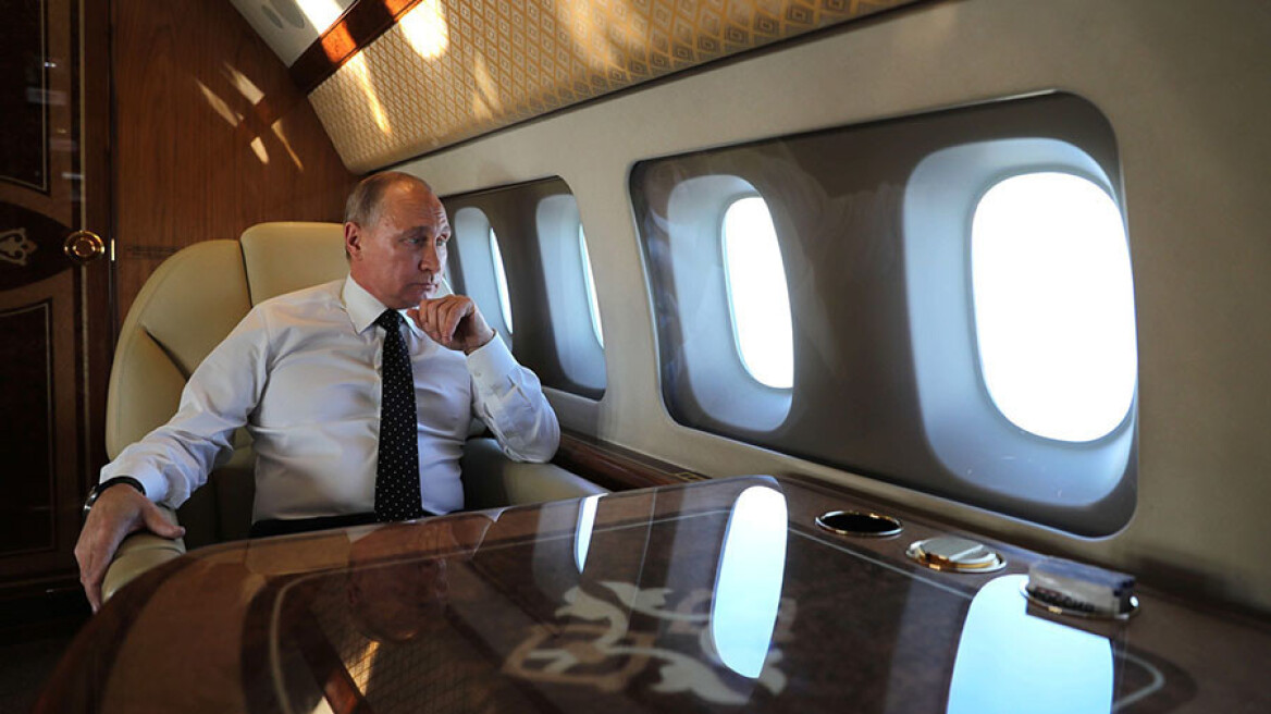 Βίντεο: Ο Πούτιν παρακολουθεί τα ρωσικά Σουχόι από το προεδρικό αεροσκάφος