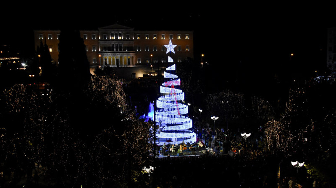Η Αθήνα ντύθηκε γιορτινά - Λαμπερή η  φωταγώγηση του δέντρου στο Σύνταγμα