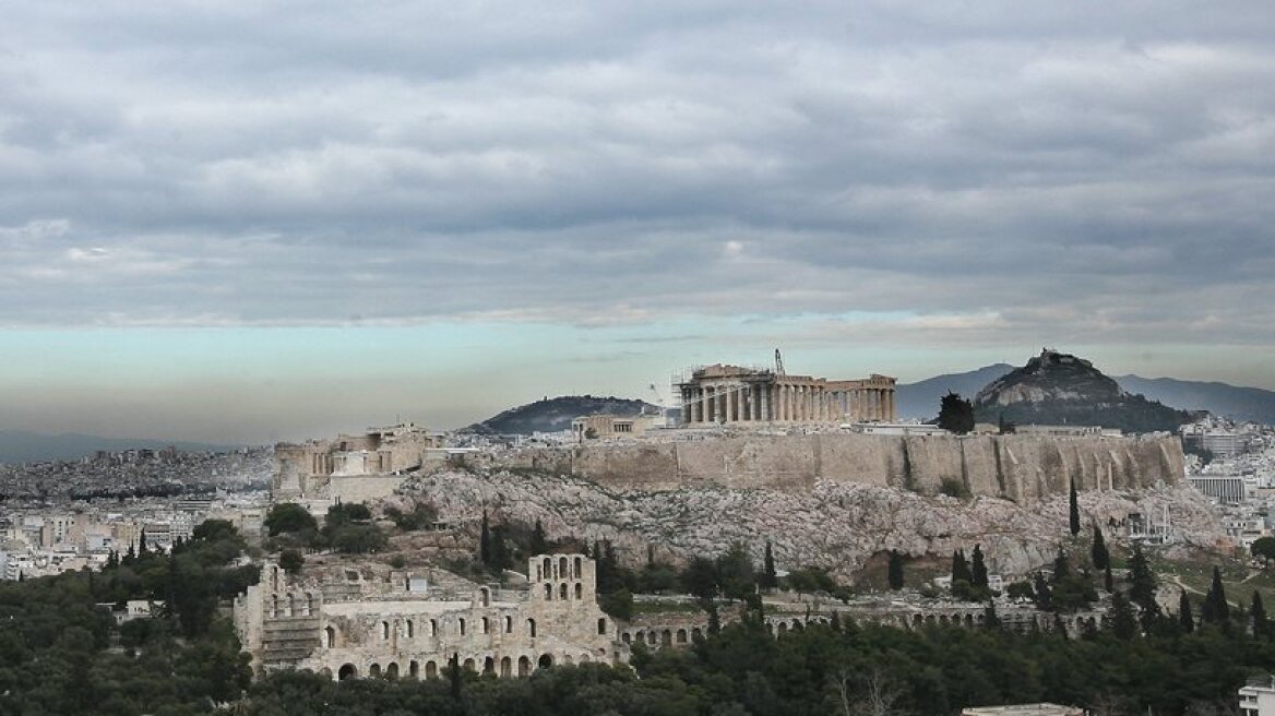 Οι Αθηναίοι διαβάζουν, πηγαίνουν θέατρο και θέλουν στροφή στην ελληνορθόδοξη παράδοση