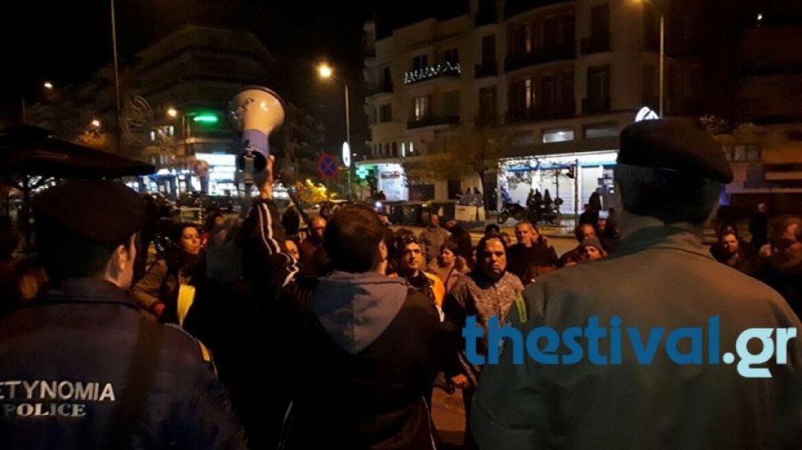 «Έφυγες σαν κλέφτης»: Έντονες αποδοκιμασίες κατά την αποχώρηση Τσίπρα από τη Θεσσαλονίκη