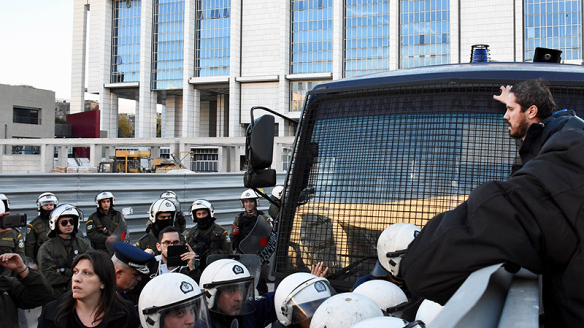 Βίντεο-σόου της Ζωής Κωνσταντοπούλου: Φωνάζει σε αστυνομικό «όνομα έχεις;»