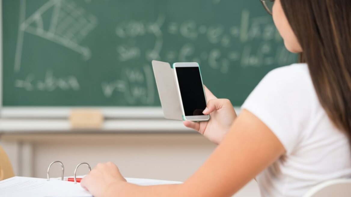 H «ζούγκλα του κινητού» στα σχολεία: Οι μαθητές δεν το αποχωρίζονται στιγμή!