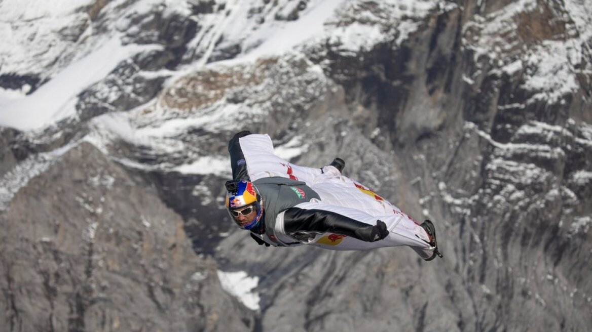 Βίντεο: Κάνουν ελεύθερη πτώση από ύψος 4.000 μ. στις Ελβετικές Άλπεις και γίνονται viral