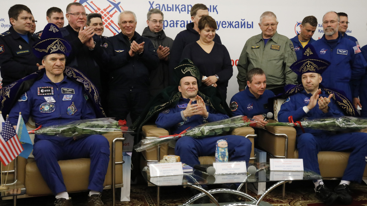 Συγκίνηση και χαμόγελα για τους κοσμοναύτες του Soyuz που επέστρεψαν στη Γη