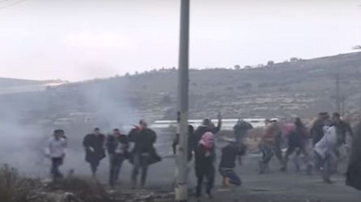 Βίντεο: Ισραηλινοί στρατιωτικοί μεταμφιεσμένοι σε Παλαιστίνιους τραβούν όπλα σε διαδήλωση