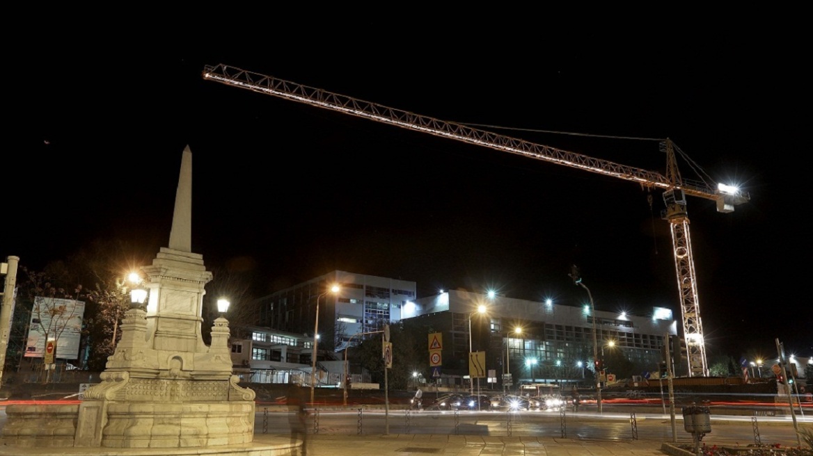 Βίντεο: Φωταγωγήθηκαν για τα Χριστούγεννα οι γερανοί του μετρό Θεσσαλονίκης
