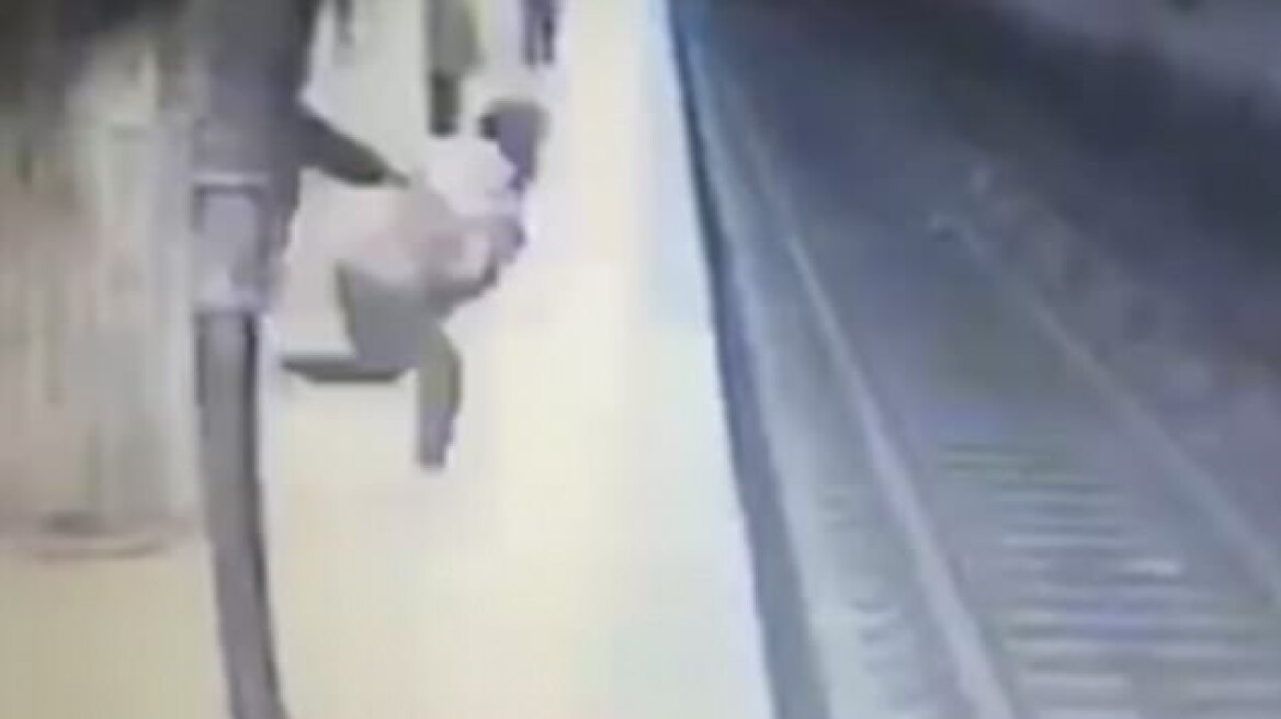 Αδιανόητο βίντεο: Γυναίκα σπρώχνει εν ψυχρω 25χρονη μπροστά σε συρμό του μετρό