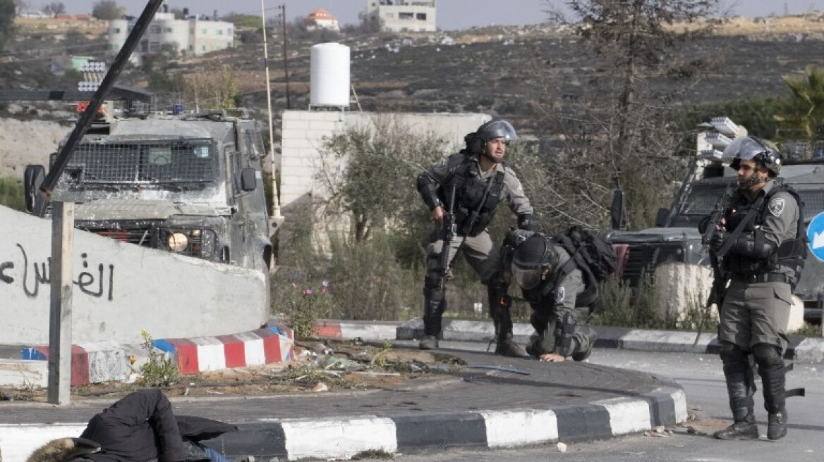 Σοκαριστικό βίντεο: Η στιγμή που Ισραηλινοί στρατιώτες πυροβολούν Παλαιστίνιο ζωσμένο με εκρηκτικά