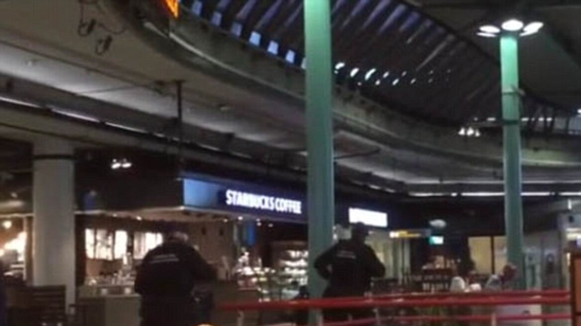 Άμστερνταμ: Η στιγμή που η αστυνομία πυροβολεί άνδρα που κρατά μαχαίρι στο αεροδρόμιο Σίπχολ 