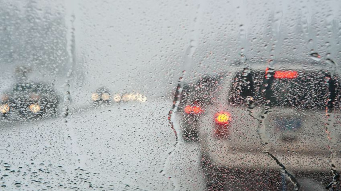 Διακοπές κυκλοφορίας στο οδικό δίκτυο λόγω βροχοπτώσεων - Πού χρειάζονται αλυσίδες