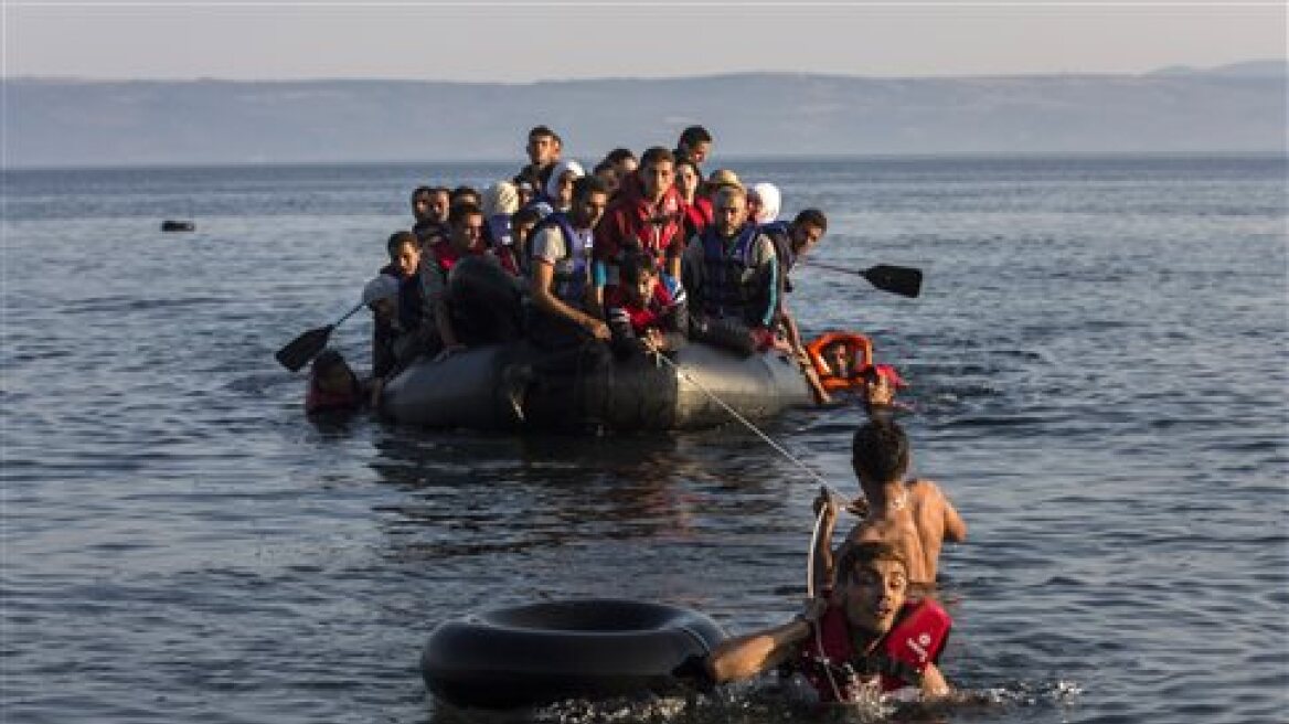 Πολιτικό άσυλο ζητούν 33 Τούρκοι που αποβιβάστηκαν στις Οινούσσες