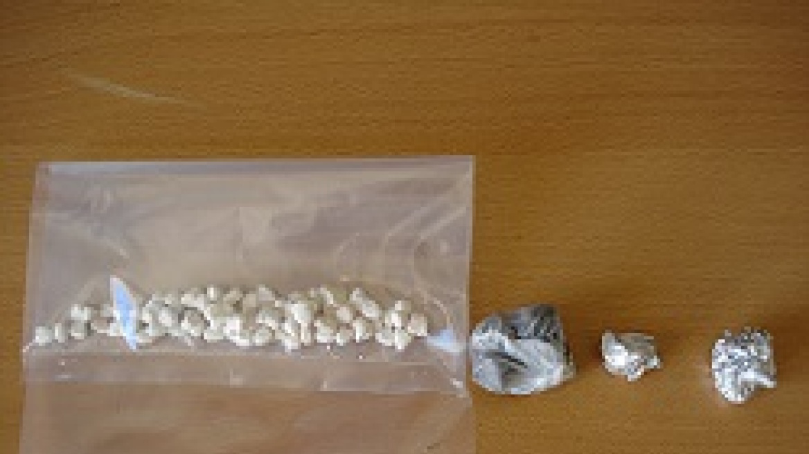 Δύο Έλληνες διακινούσαν ηρωίνη και χάπια στην Βοιωτία