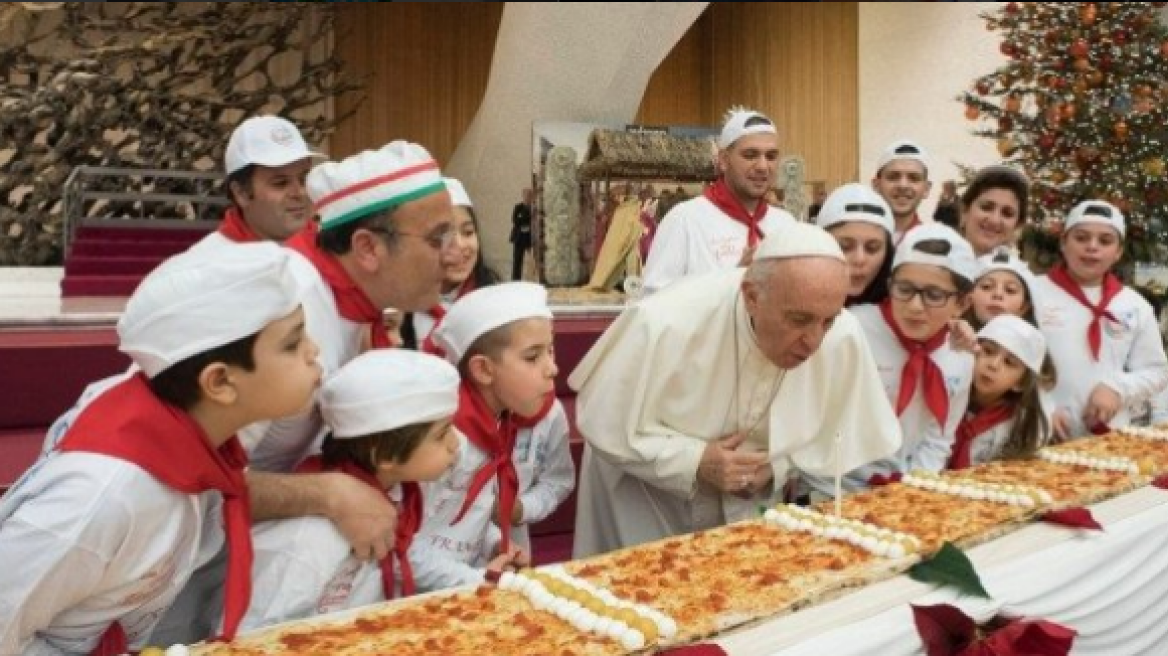 Ο Πάπας Φραγκίσκος γιόρτασε τα 81 με παιδιά και μία τεράστια τούρτα... πίτσα!