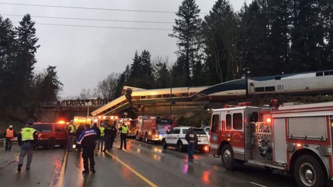 ΗΠΑ: Τρένο εκτροχιάστηκε πάνω από αυτοκινητόδρομο - Τρεις νεκροί