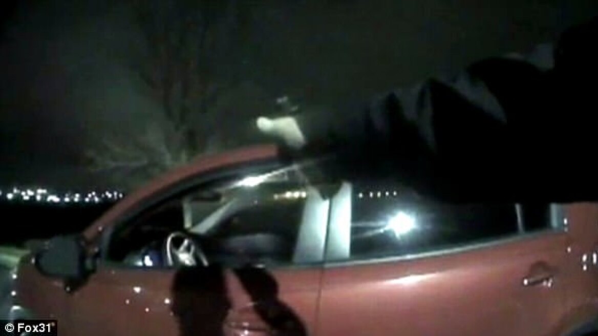 Βίντεο: Αστυνομικοί «γαζώνουν» πρώην αναπληρωτή σερίφη στο πάρκινγκ του τμήματος
