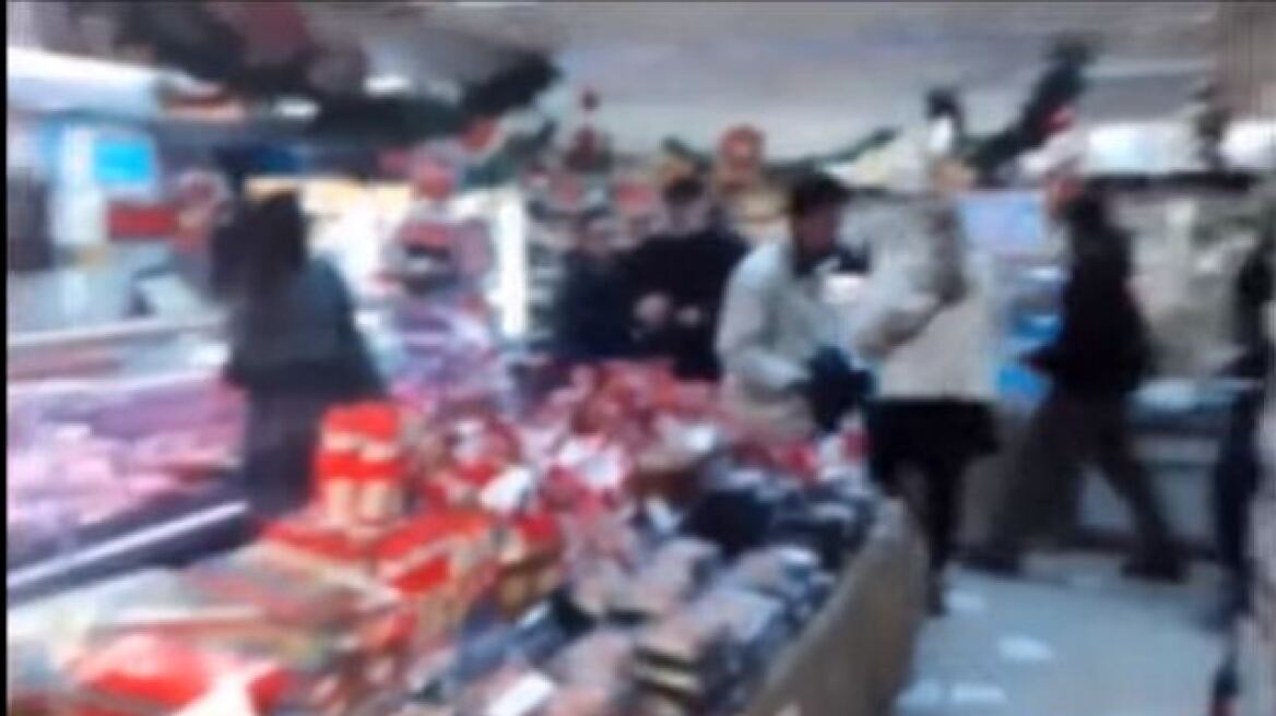 Βίντεο: Ο Ρουβίκωνας «εισέβαλε» σε σούπερ μάρκετ στα Πετράλωνα