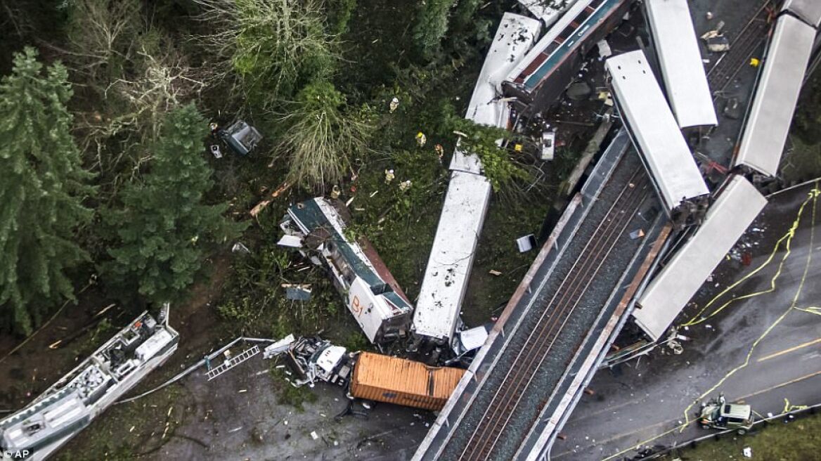 ΗΠΑ: Αντικείμενο στις γραμμές και υπερβολική ταχύτητα τα δύο σενάρια για τον εκτροχιασμό τρένου με τρεις νεκρούς