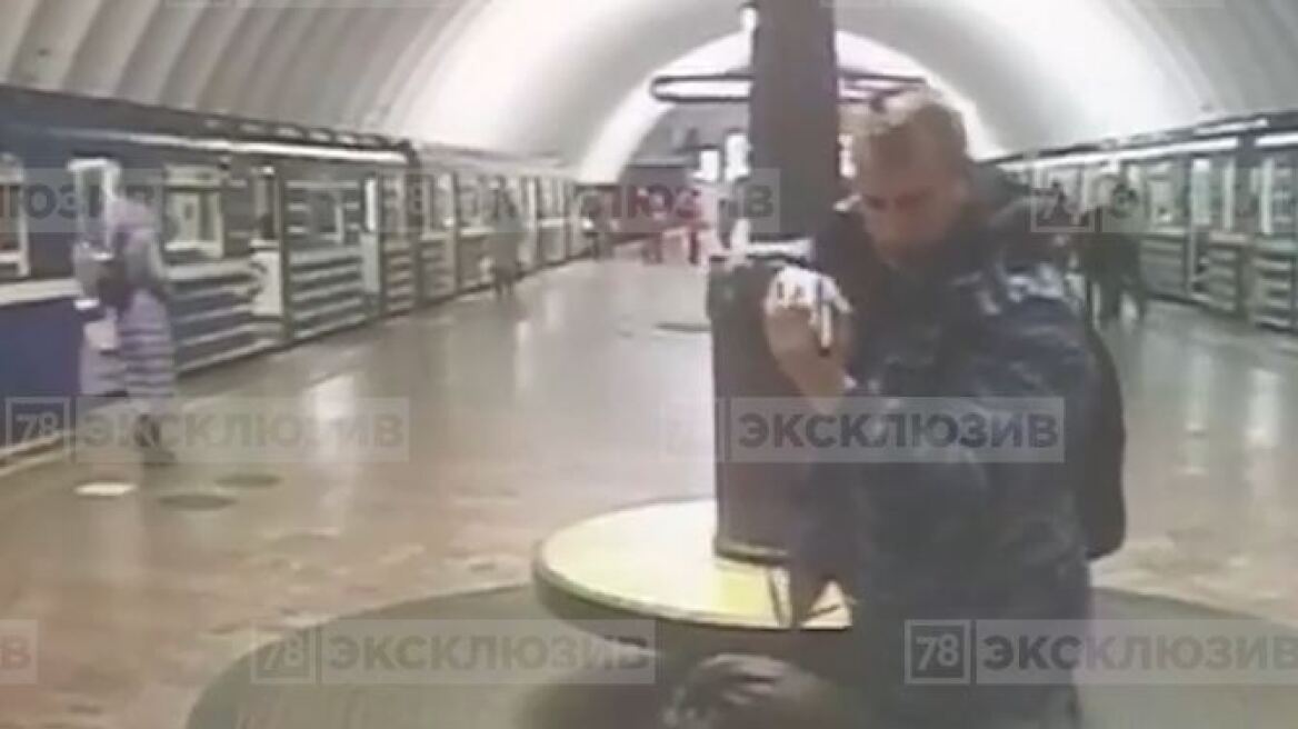 Βίντεο: Μεθυσμένος σεκιουριτάς απειλεί να πυροβολήσει επιβάτη του μετρό επειδή τον πέρασε για τρομοκράτη