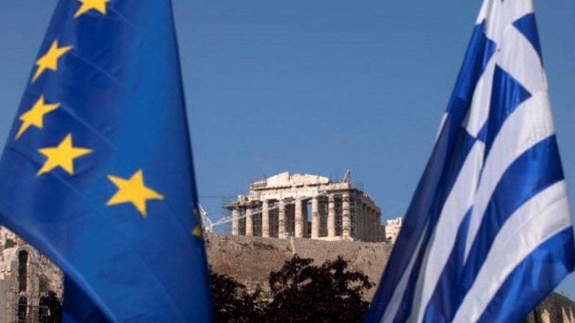 Ευρωβαρόμετρο: Οι Έλληνες υποστηρίζουν το ευρώ αλλά δεν αισθάνονται Ευρωπαίοι 