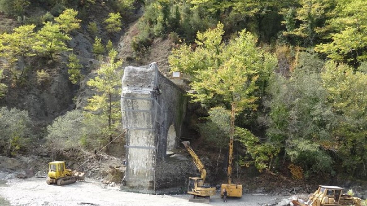 Ομαλά εξελίσσεται το έργο αποκατάστασης του γεφυριού της Πλάκας