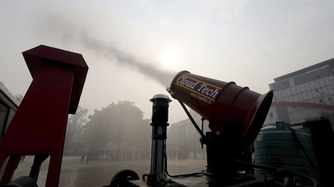 Με ένα τεράστιο... “πιστολάκι” διώχνουν το νέφος στο Νέο Δελχί