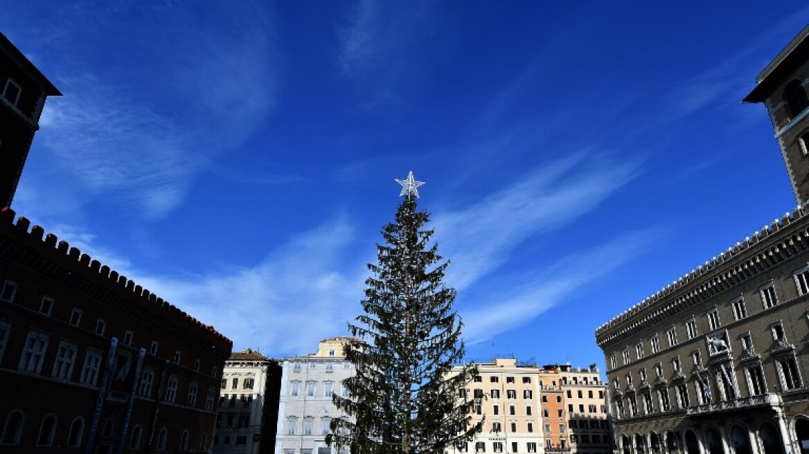 Η Ρώμη έπαθε... Ιωάννινα: Χαμός για το χριστουγεννιάτικο δέντρο που θυμίζει βουρτσάκι τουαλέτας