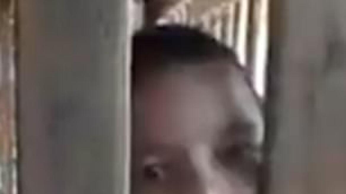 Βίντεο: Ταϊλανδός είχε κλειδωμένο σε κλουβί τον 9χρονο γιο του για πέντε χρόνια!