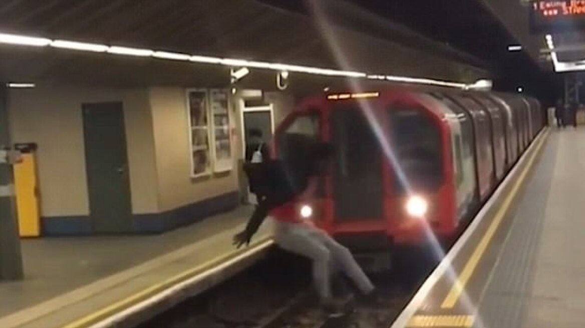 Βίντεο: Πήδηξε μπροστά από συρμό του μετρό και τη «γλίτωσε» για... κλάσματα δευτερολέπτου
