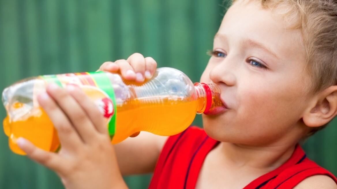 Χάρβαρντ: Τα παιδιά που πίνουν τυποποιημένους χυμούς κινδυνεύουν από άσθμα