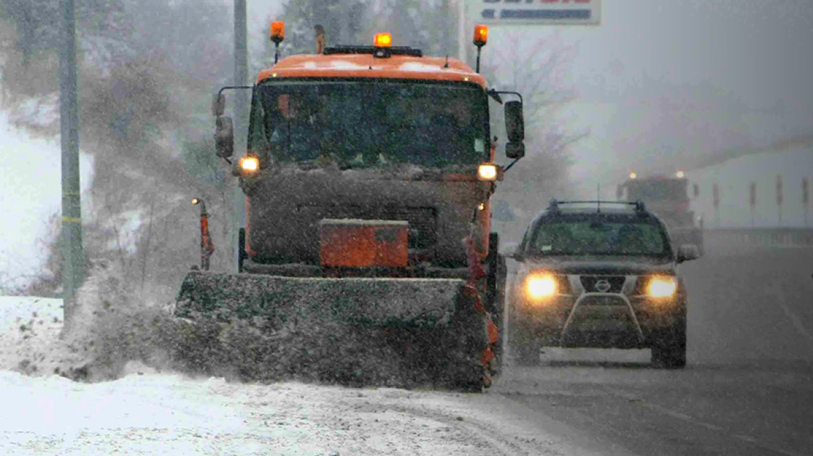 Σφοδρή χιονόπτωση στη Φθιώτιδα - «Μάχη» να κρατηθεί ανοιχτό το εθνικό δίκτυο