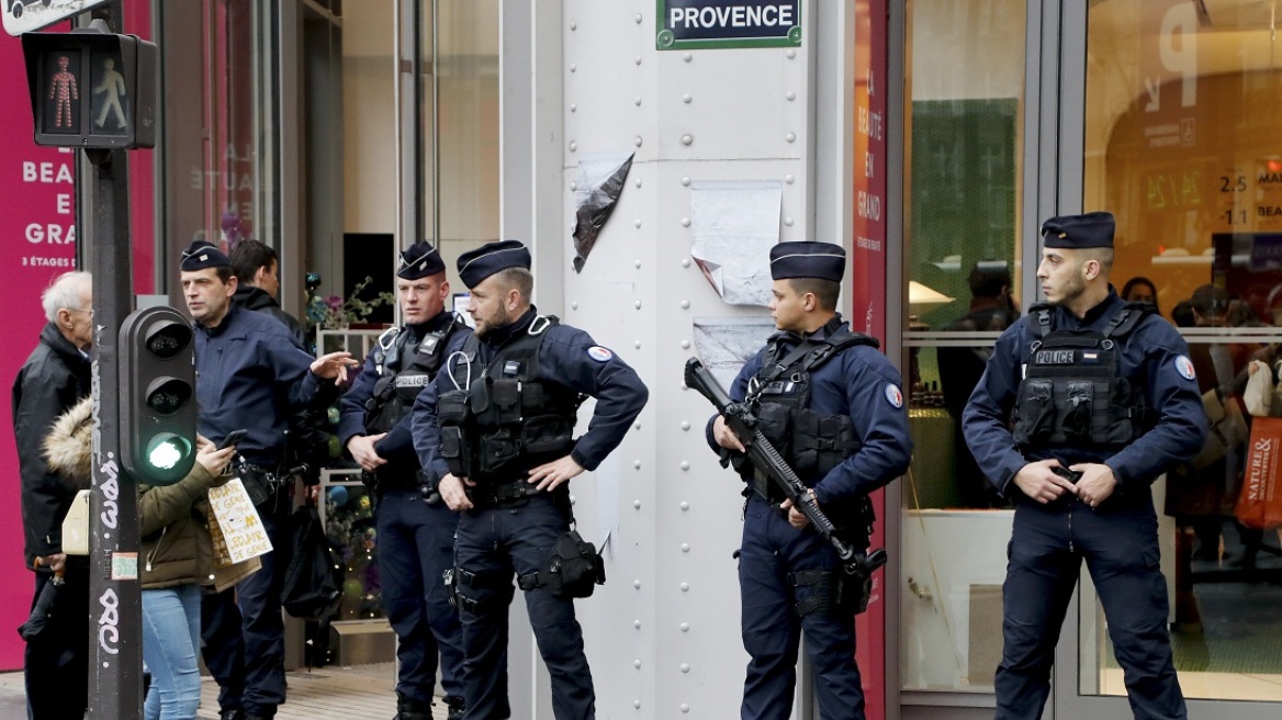 Γαλλία:  Χριστούγεννα με... 100.000 αστυνομικούς σε κάθε γωνιά της χώρας