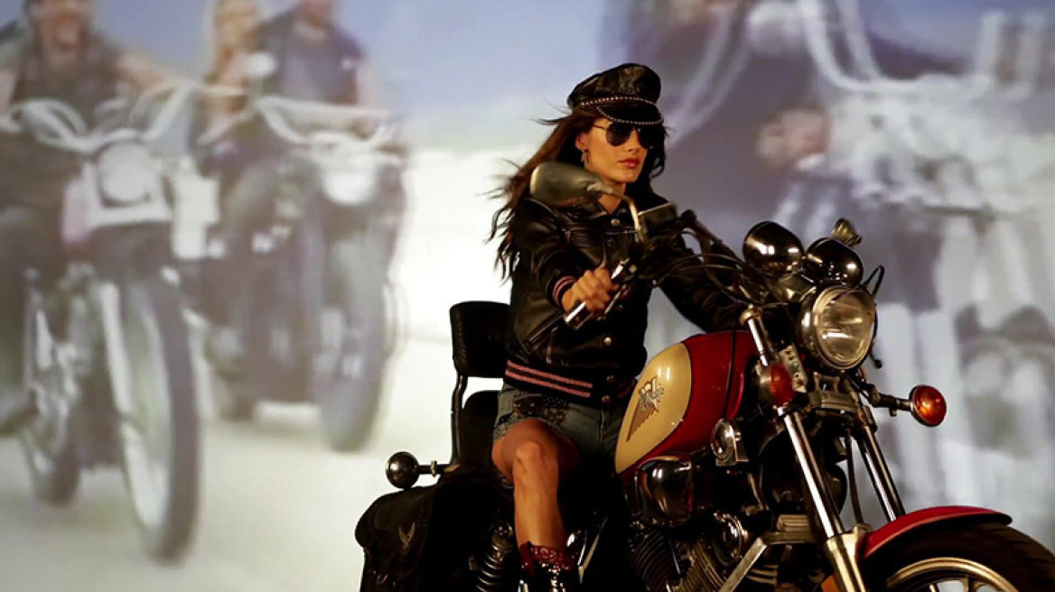 Απολαύστε τη sexy rider Alessandra Ambrozio