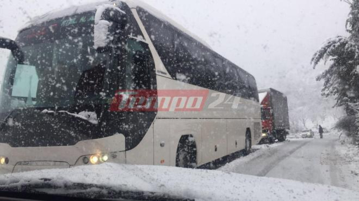 Δεκάδες εγκλωβισμένοι στην Αθηνών-Λαμίας λόγω χιονιού: Μπλοκαρισμένα ΙΧ και νταλίκες σε Τανάγρα, Μπράλο, Μαρτίνο