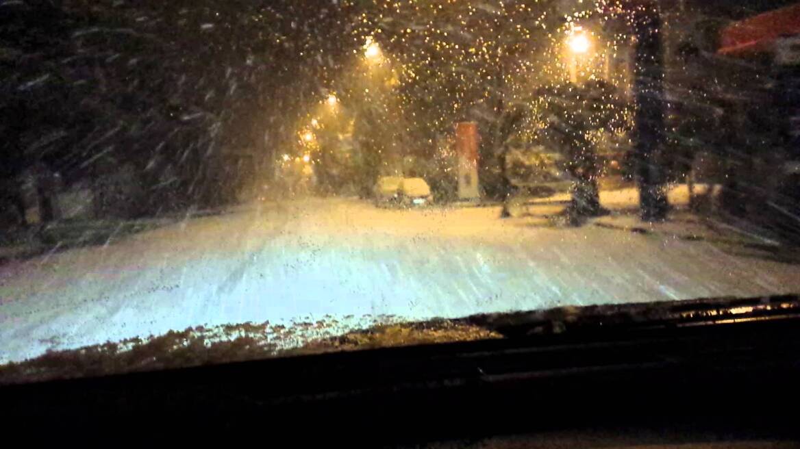 Διακόπηκε η κυκλοφορία στη λεωφόρο Διονύσου λόγω της χιονόπτωσης 