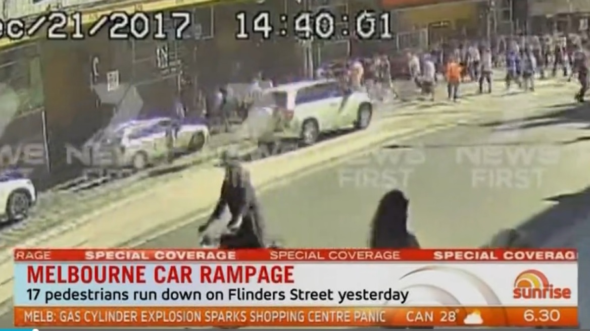 Ντοκουμέντο: Η στιγμή που το αυτοκίνητο παρασύρει 19 πεζούς στη Μελβούρνη