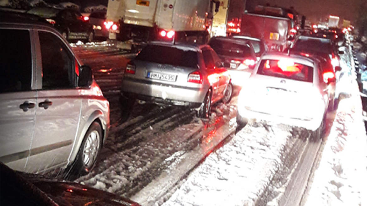 «Γολγοθάς» οκτώ ωρών για τους οδηγούς στην Αθηνών-Λαμίας λόγω χιονιού