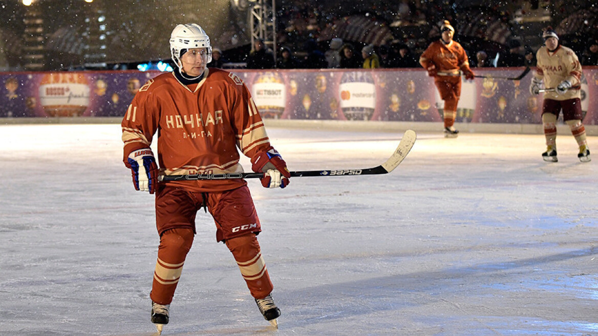 Βίντεο: Ο Πούτιν παίζει χόκεϊ επί πάγου στην Κόκκινη Πλατεία	