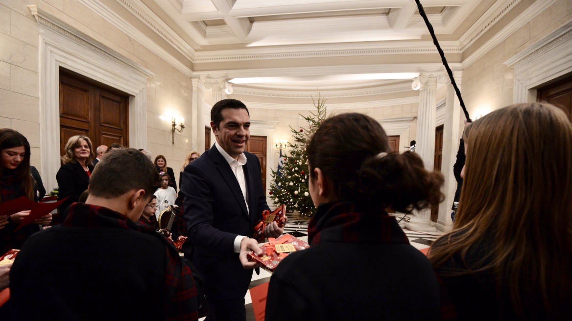 Μαθητές είπαν τα κάλαντα της Χίου στον πρωθυπουργό - Τσίπρας: Θα μου πείτε και τα παραδοσιακά;