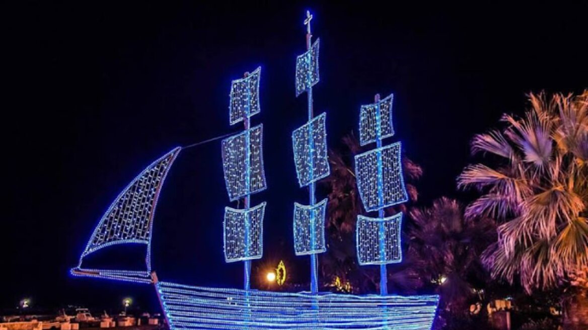  Why Greeks traditionally decorate a boat instead of a Christmas Tree?