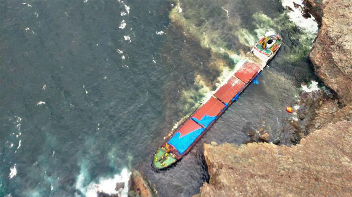 «Δαμάζοντας τα κύματα»: Καρέ-καρέ η δραματική επιχείρηση διάσωσης των 12 ναυτικών από βραχονησίδα στη Μύκονο 