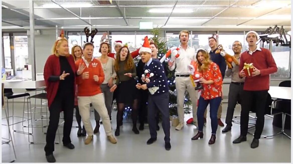 Βίντεο: Με Μαράια Κάρεϊ και «All I want for Christmas» μας εύχεται ο Ολλανδός πρέσβης!