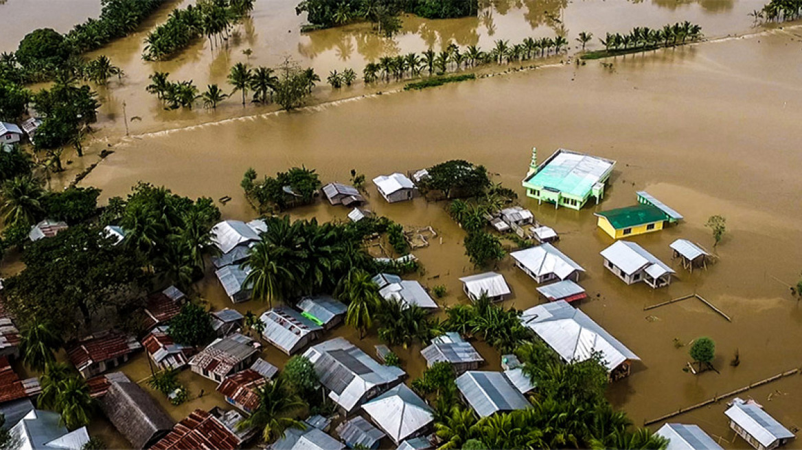 Εικόνες βιβλικής καταστροφής στις Φιλιππίνες: 182 νεκροί από τροπική καταιγίδα