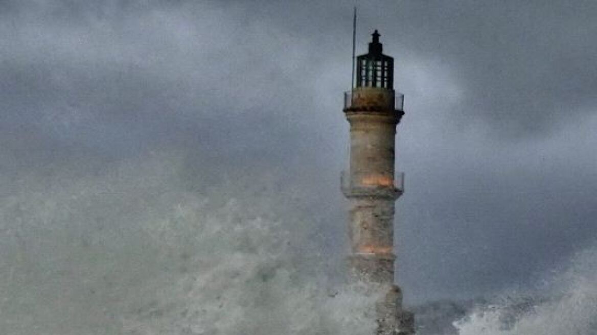 Εντυπωσιακές φωτογραφίες από το λιμάνι των Χανίων: Πελώρια κύματα από τους ανέμους