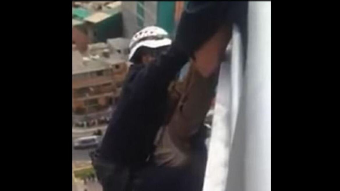Βίντεο-σοκ: Αυτόχειρας γλιστράει από τα χέρια διασώστη και πέφτει από τον 15ο όροφο κτηρίου