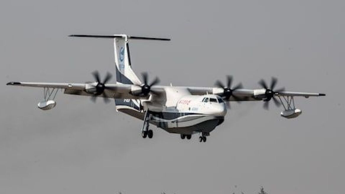  World’s largest amphibious plane, the AG600, makes successful maiden flight in China